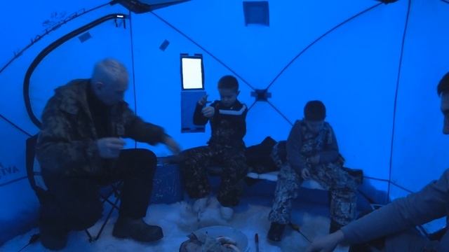 рыбалка с детьми за несколько часов до Нового Года