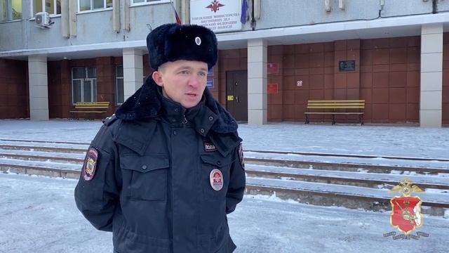 Сотрудники полиции Вологды помогли оказавшейся взаперти пенсионерке, у которой случился инсульт смотреть онлайн
