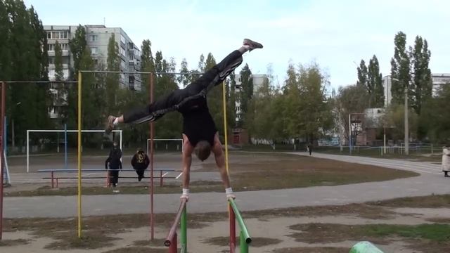 Стойка на брусьях (Stand on uneven bar) смотреть онлайн