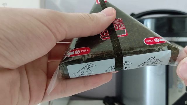 Открываю онигири.