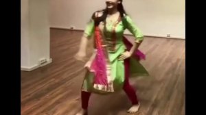 Красивая индийская танцует