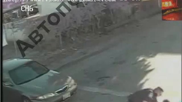 Напал на полицееского , получи свинец ! США !