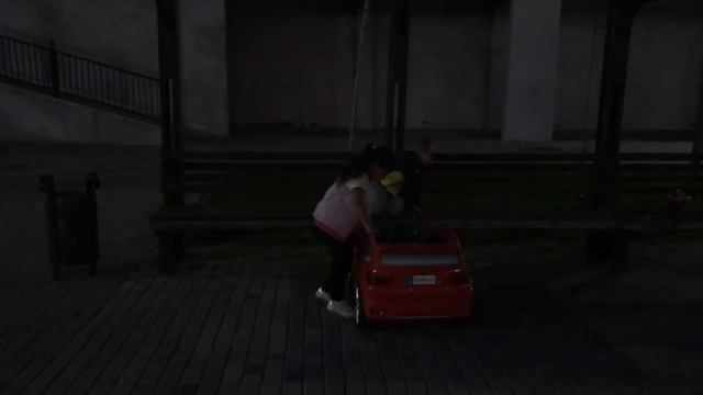 Defne ve Yavuz Akülü Araba Gezintisi, Eğlenceli çocuk videosu смотреть онлайн