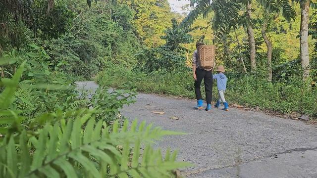 The Story Of A Single Mother Struggling To Earn Extra Income To Raise Her Children