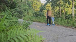 The story of a single mother struggling to earn extra income to raise her children