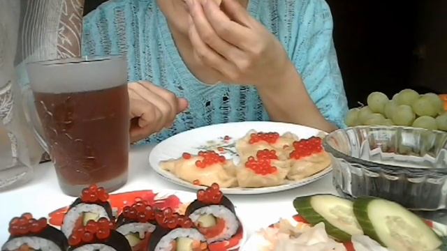 Мукбанг роллы, вареники с икрой и творожным сыром, соленья смотреть онлайн