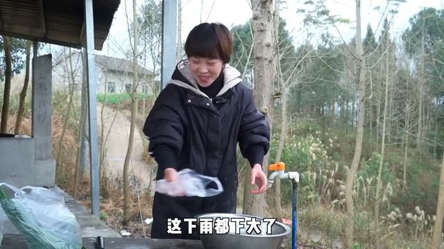 秋妹燒上一鍋香辣牛尾，肉質緊實香辣過癮，大口大口啃起吃太巴適了！【颜美食】