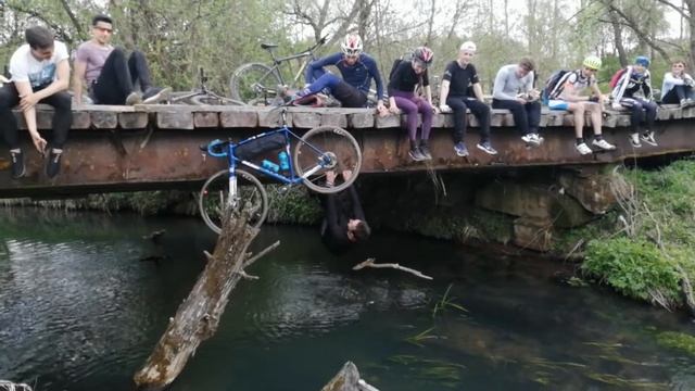Нырок из под моста в реку