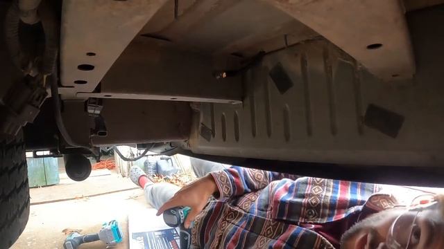 Grounding Your House Batteries | How to Ground Batteries to Van Chassis | Checking Ground Connectio смотреть онлайн