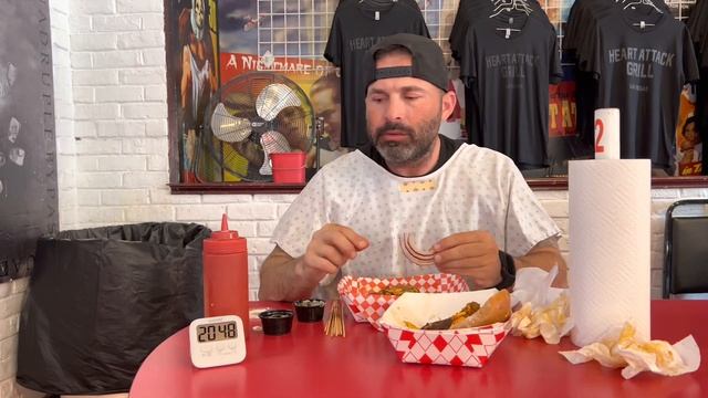 20,000 CAL0RIE OCTUPLE BYPASS BURGER CHALLENGE!!! at the Heart Attack Grill in Downtown Las Vegas. смотреть онлайн