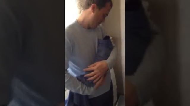 А ваша кошка любит нюхать рубашки?😂 смотреть онлайн