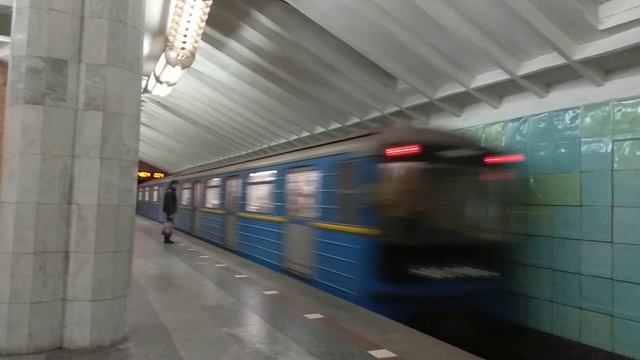 81-718 #005-006 и 81-717.5 #0230-0231 на станции Метростроителей, Харьков. смотреть онлайн