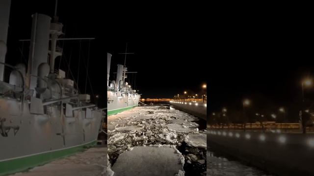 Ночь Нева Аврора последние льдины уходят #timelapse #night #river #saintpetersburg смотреть онлайн