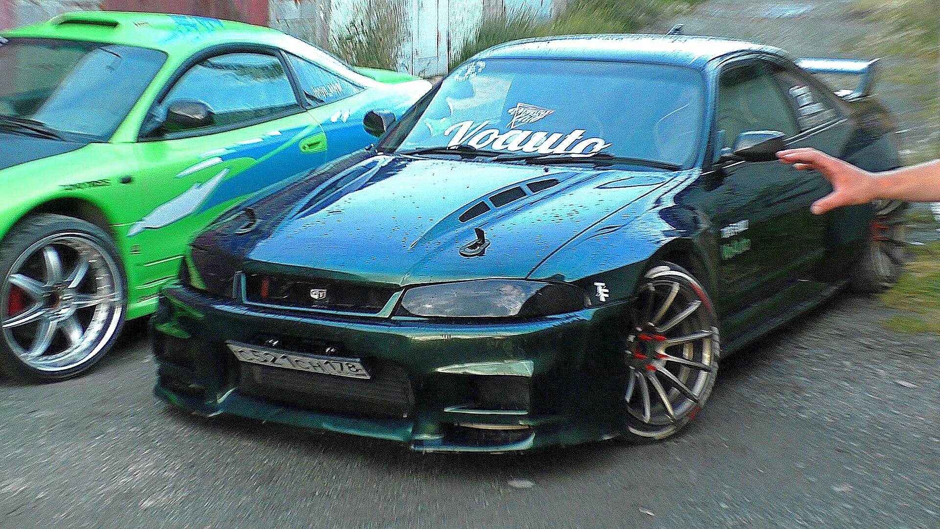 Стильный Skyline R33 и яркий Eclipse на улицах города.
