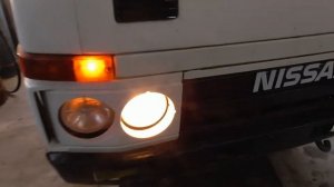 Nissan Atlas, почему фара светит в пол накала и не выключаются габаритные огни.