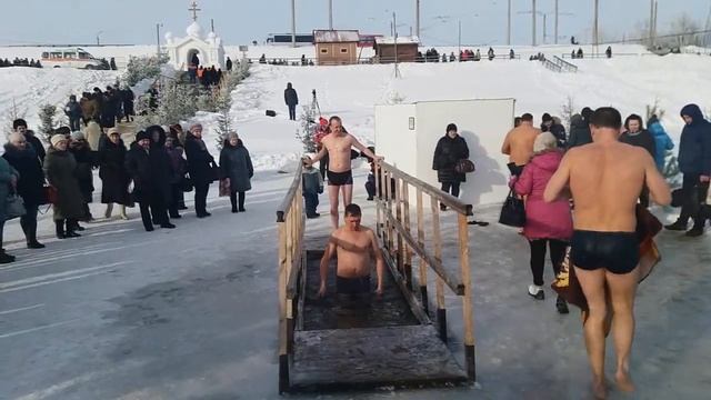 крещенские купания в проруби на крещение 2019/ 19 Января смотреть онлайн