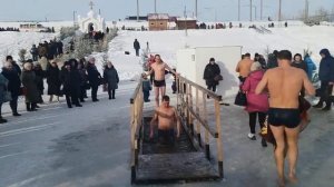 крещенские купания в проруби на крещение 2019/ 19 Января