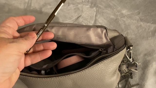 What’s in my bag? What’s in my Michael Kors Bedford Tassel Cross body bag смотреть онлайн