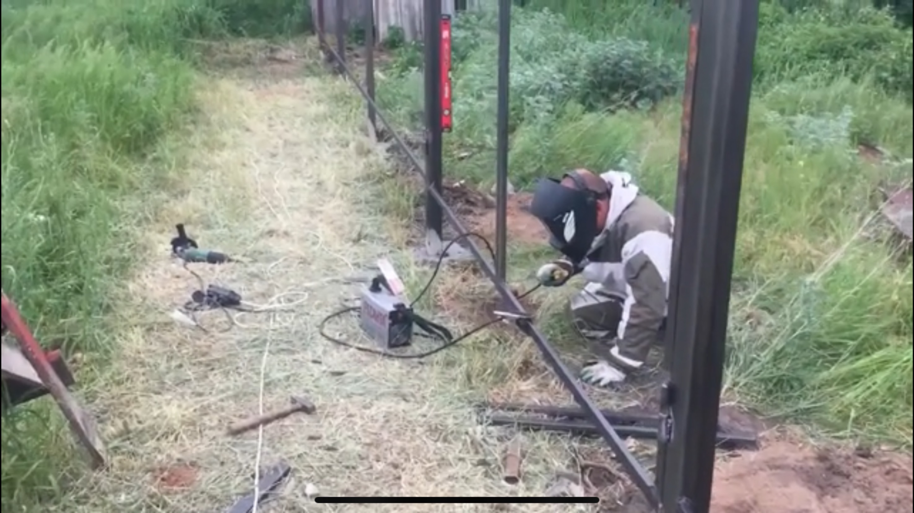 Безошибочный и простой способ изготовления Въездных Ворот/Строим забор из профнастила. смотреть онлайн