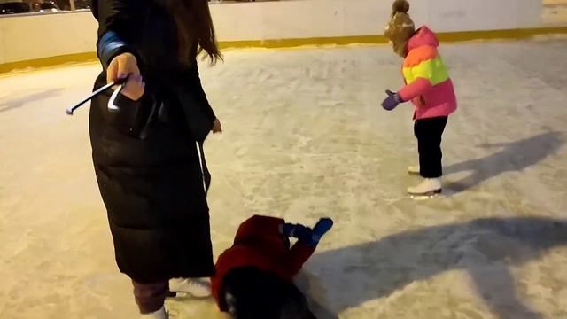 Ангелина и Милана на коньках. 😄 Карина учит кататься Милану😍🤣
