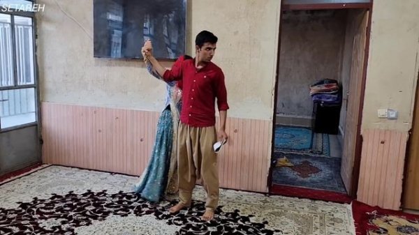 Maryam and Setareh going out in the house where Abbas was