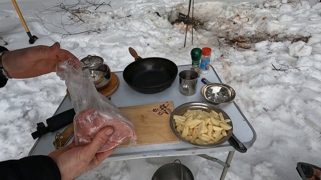 Зима, лес, еда на костре смотреть онлайн