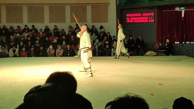 Шаолинь: номер с копьями