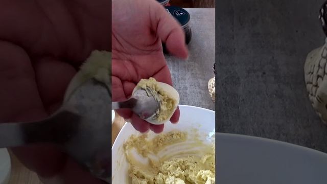 Фаршируем Яйца с Красной и Черной Икрой смотреть онлайн