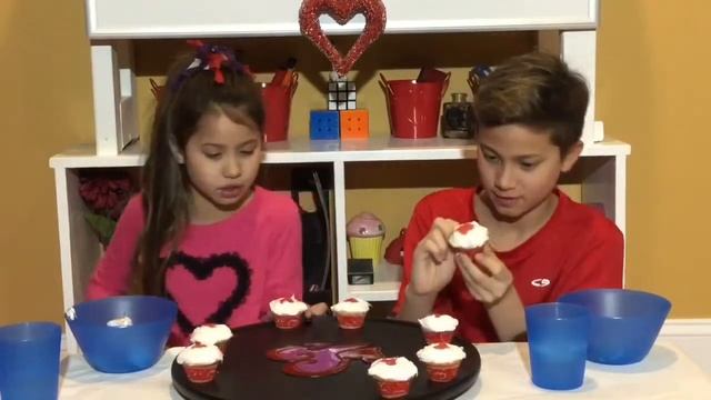 Rainbow Loom CUPCAKE ROULETTE CHALLENGE Valentines Day Kaden vs Kiana смотреть онлайн