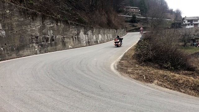 Consigli per fare i tornanti in moto - Tips for doing hairpin bends by motorbike смотреть онлайн