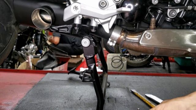 CHANGING THE EXHAUST KIT SC PROJECT BMW F900 R смотреть онлайн