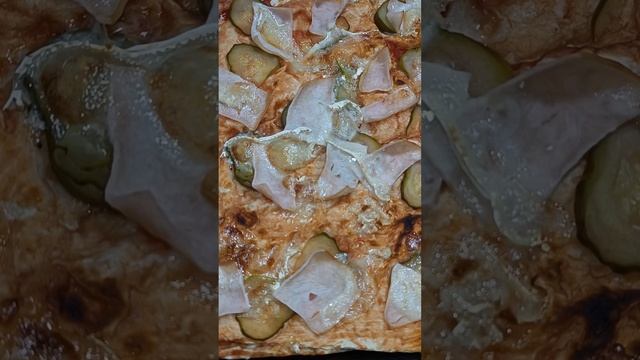 Пицца на тонком лаваше с филе индейки и сыром бри. смотреть онлайн