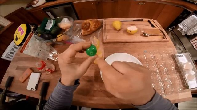 Life Hack: Separate egg yolk from white, and customize egg drawing смотреть онлайн