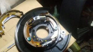 Замена задних тормозных колодок ручника Хундай Гетц Акцент Матрикс Элантра Киа Рио1 5835039А00