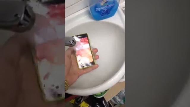 Тест Sony Z1 Compact на защиту от влаги. смотреть онлайн