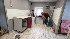 Катя расстроилась. Новая кухня. Постелили линолеум. Съездили за грибами со Стасом.