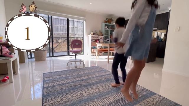 Kids play Skipping rope at home ！Good exercise ! смотреть онлайн