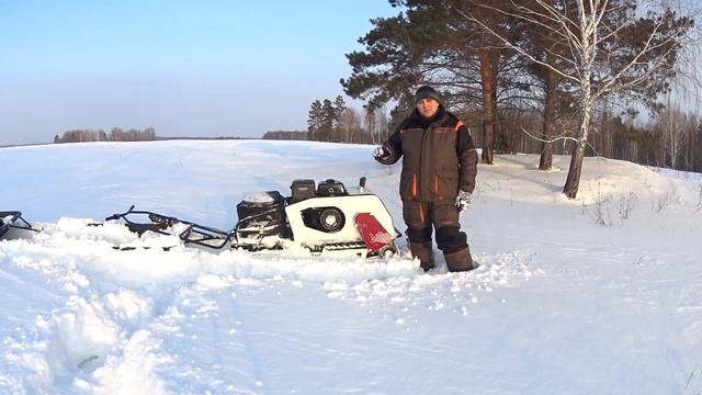 На мотобуксировщике БТС по рыхлому снегу пухляку. Как едет мотособака в пухляк. смотреть онлайн
