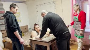 Съела сырой фарш. Налепили пельменей. Навестил Ольгу. Помогли семье Светланы. 398 Серия