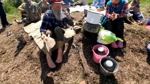 47. Потеряевка, июль 2022. Обед на свежем воздухе около легендарного детского  лагеря-стана