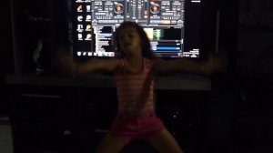 novinha dançando es