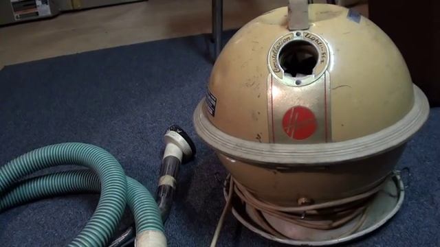 Hoover Constellation vacuum cleaner running on 9 volt battery смотреть онлайн