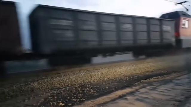 ПОЕЗД СБИВАЕТ МАШИНУ