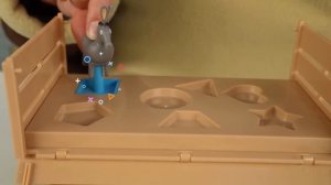 Маленькая Вера - Медведь распаковывает Синий Трактор и прицеп - сортер с животными