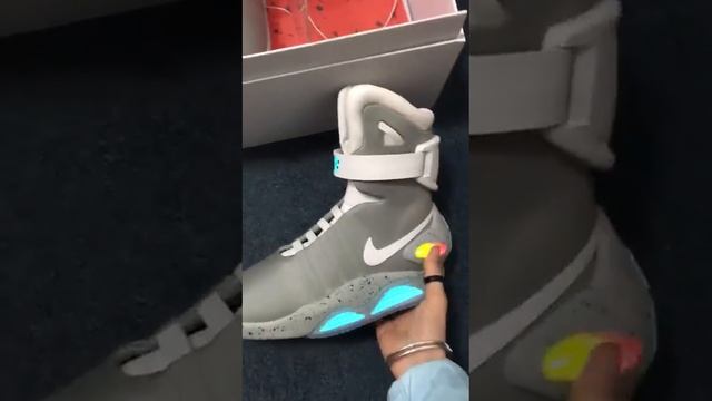 Nike Air Mag “Back to the future” Auto-lacing смотреть онлайн