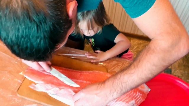 Разделка РЫБЫ Лосося на филе дома с папой! Искусство разделки. Art of cutting SALMON. سمك السالمون смотреть онлайн