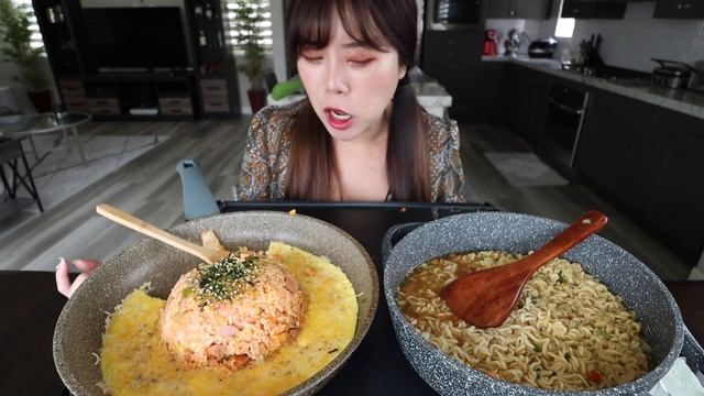 KOREAN FOOD MUKBANG 먹방 + Recipe (Kimchi Fried Rice, CHEESY Egg, Potato Ramen Noodles) Eating Show смотреть онлайн