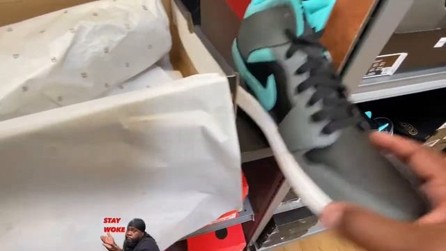 JORDAN 1 MID BLACK AURORA GREEN SMOKE GREY смотреть онлайн