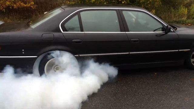 BMW 750 w12 burnout смотреть онлайн