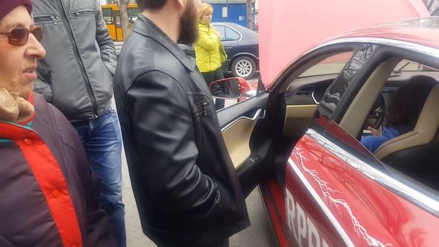 Тесла Бердянске (бабушка оценила теслу)